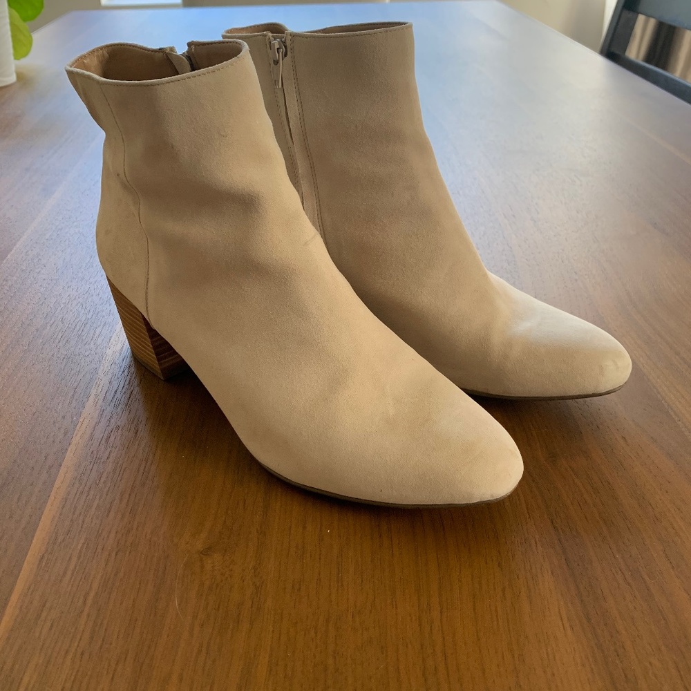 Banana Republic bootie, off white suede, wood block heal